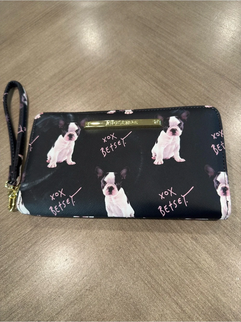 Betsey Johnson French Bull Dog Wristlet Wallet Gold Logo Bar removable strap